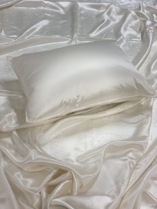 The Bubble Bee Silk Nature 3-chamber Down Pillow